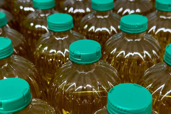 Bir bakkal koridorunda yeşil kapaklı birkaç şişe pişirme yağı sergileniyor..