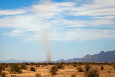 Yüksek ulaşan çöl şeytanı Maricopa city yakınındaki Yuma, arasındaki Phoenix Arizona çölde yatay bir görüntü. Çöl yerden gelen ısı görünür bir çizgi uzaktan görülebilir. Sıcak hava ve rüzgar toz darbe.