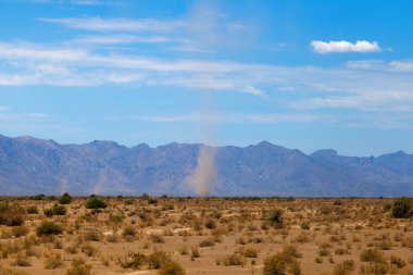Yüksek ulaşan çöl şeytanı yatay bir görüntüsünü ve iki küçük huniler, Yuma, arasındaki Phoenix Arizona çölde Maricopa kenti yakınlarında. Sıcak hava ve mini hortumlar gibi bakmak için Rüzgarlar.