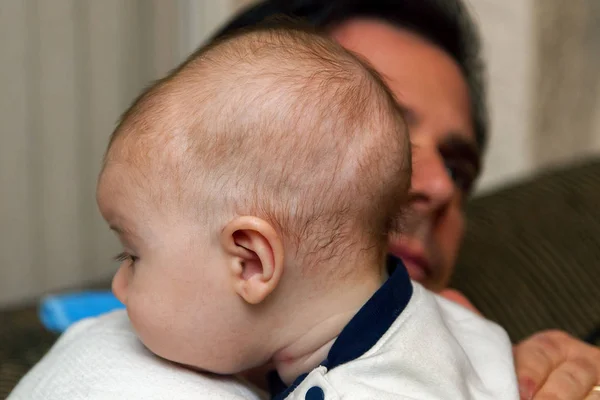 Bir bebek görüntü Craniosynostosis olası tanısı ile kapatın. İlgili babası tarafından teselli. Zaman bir uzman gördü onun prayerfully karar vermek piyasaya çıkarma.