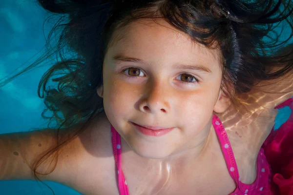 Une Jeune Fille Aux Grands Yeux Bruns Flotte Dans Une — Photo