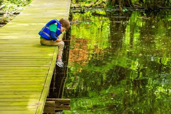 Jeune Garçon Impatient Pêcheur Regarde Son Bobber Encore Prêt Déplacer — Photo