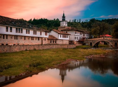 Güzel bir saat kulesi ve mimari geleneksel karmaşık Tryavna, Bulgaristan'ın eski şehir manzarası