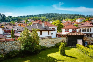 Güzel bir saat kulesi ve mimari geleneksel karmaşık Tryavna, Bulgaristan'ın eski şehir manzarası