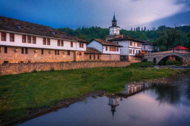 Güzel bir saat kulesi ve mimari geleneksel karmaşık Tryavna, Bulgaristan'ın eski şehir manzarası