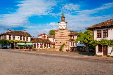 Güzel bir saat kulesi ve mimari geleneksel karmaşık Tryavna, Bulgaristan'ın eski şehir manzarası