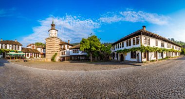 Güzel bir saat kulesi ve mimari geleneksel karmaşık Tryavna, Bulgaristan'ın eski şehir manzarası