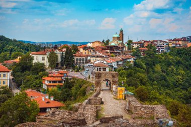 Bulgaristan 'da güneşli bir yaz gününde Veliko Tarnovo geleneksel mimarisi ile eski kent üzerinde güzel manzarası