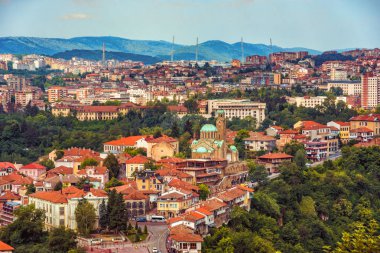 Bulgaristan 'da güneşli bir yaz gününde Veliko Tarnovo geleneksel mimarisi ile eski kent üzerinde güzel manzarası