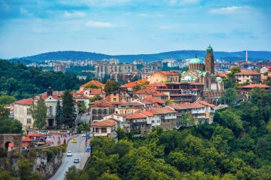 Bulgaristan 'da güneşli bir yaz gününde Veliko Tarnovo geleneksel mimarisi ile eski kent üzerinde güzel manzarası