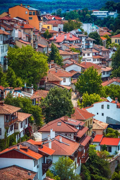 Bulgaristan 'da güneşli bir yaz gününde Veliko Tarnovo geleneksel mimarisi ile eski kent üzerinde güzel manzarası