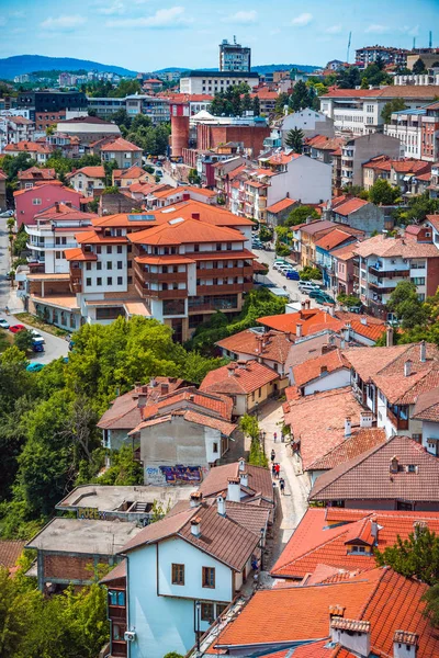 Bulgaristan 'da güneşli bir yaz gününde Veliko Tarnovo geleneksel mimarisi ile eski kent üzerinde güzel manzarası