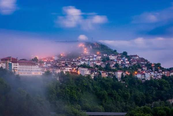 Bella Vista Mozzafiato Sul Centro Storico Veliko Tarnovo Una Nebbiosa — Foto Stock