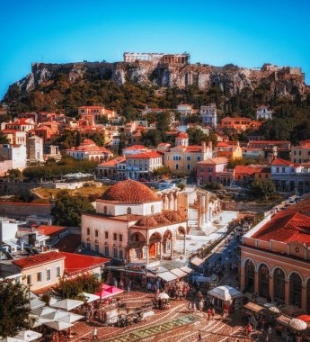 Şehir Atina, Monastiraki ve parlak yaz gününde Yunanistan'da Atina Akropol üzerinde güzel havadan görünümü