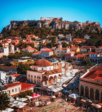 Monastiraki Meydanı ve Atina Yunanistan bir yaz tepe ile Atina görünüm çarpıcı güzel gün.