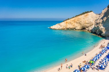 Güzel Porto Katsiki Beach Lefkada Adası, Yunanistan ile turkuaz su ve beyaz taşlar temizleyin. 