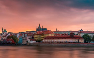 Dramatik cityscape Prag Çek Cumhuriyeti'nde bir günbatımı üzerinde çarpıcı. Vltava Nehri, Prazsky hrad (Prague castle).
