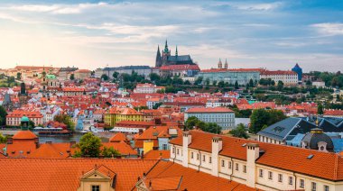 Güzel yaz yukarıdan Prag Çek Cumhuriyeti eski şehrin panoramik görüntü. Çatı cityscape.