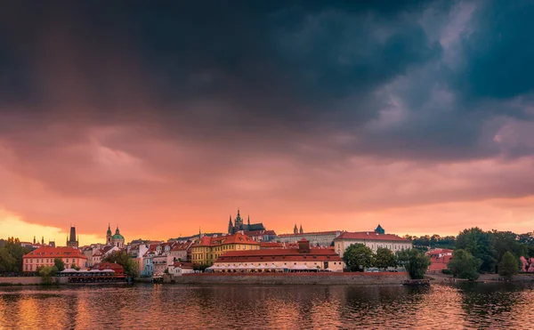 Lenyűgöző Drámai Városképet Prague Naplemente Cseh Köztársaságban Moldva Prazsky Hrad — Stock Fotó