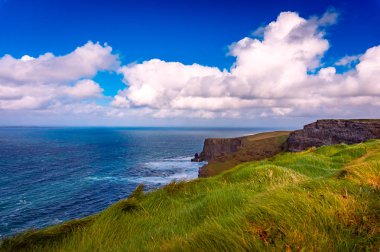 Moher - turistik County Clare, İrlanda kayalıklarla