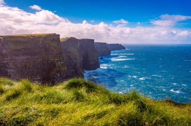 Moher - turistik County Clare, İrlanda kayalıklarla