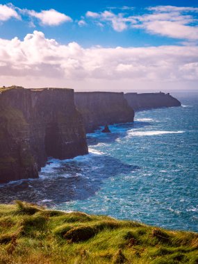 Moher - turistik County Clare, İrlanda kayalıklarla
