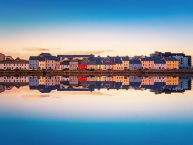 Claddagh Galway Galway City, İrlanda üzerinde güzel günbatımı panoramik 