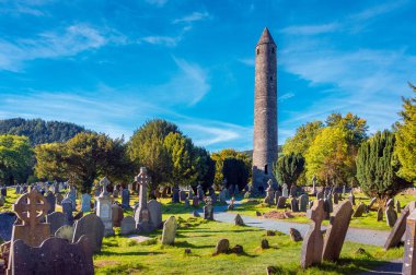 Yuvarlak taş kule ve 6. yüzyılda Glendalough Vadisi, Wicklow, İrlanda 'da inşa edilmiş bir manastır yerleşiminin kalıntıları.