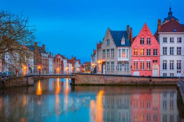 Bruges kanalı ile güzel Ortaçağ renkli evler, köprü ve yansımaları akşamları, Belçika'nın Doğa Manzaralı Standart Oda