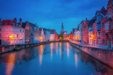 Bruges kanalı ile güzel Ortaçağ renkli evler, köprü ve yansımaları akşamları, Belçika'nın Doğa Manzaralı Standart Oda
