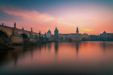 Güzel gündoğumu panoramik Vltava Nehri ve Prag, Çek Cumhuriyeti, Avrupa'nın eski tarihi şehir Charles Köprüsü üzerinde