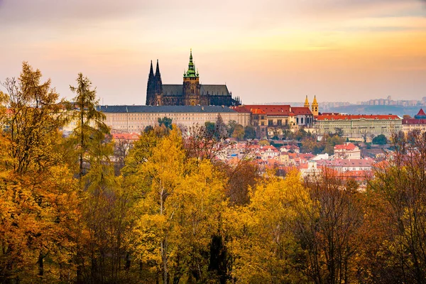 Krásný Výhled Historické Památky Praha Podzim Podzim Žluté Oranžové Listy — Stock fotografie