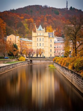 Karlovy Vary, Çek Cumhuriyeti spa şehirde sonbahar sezonu renkli evlerde üzerinden güzel görünüm