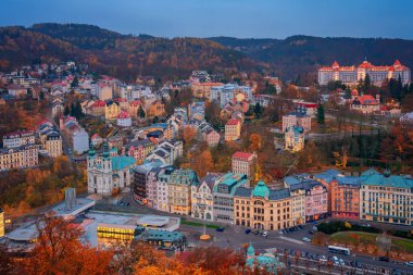 Karlovy Vary, Çek Cumhuriyeti spa şehirde sonbahar sezonu renkli evlerde üzerinden güzel görünüm