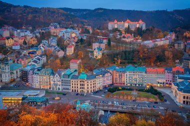 Karlovy Vary, Çek Cumhuriyeti spa şehirde sonbahar sezonu renkli evlerde üzerinden güzel görünüm