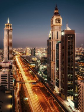 Sheikh Zayed Road ve gökdelenler Dubai, Suudi Arabistan, güzel bir çatı görünümü