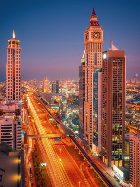 Sheikh Zayed Road ve gökdelenler Dubai, Suudi Arabistan, güzel bir çatı görünümü