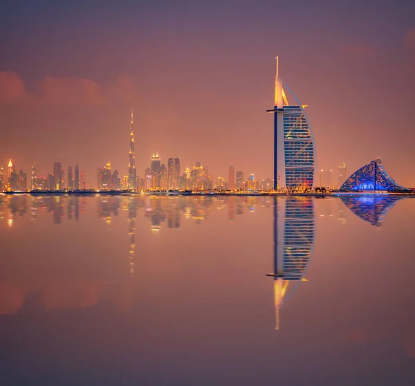 Hermoso Horizonte Ciudad Dubai Por Noche Emiratos Árabes Unidos —  Fotos de Stock