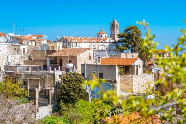 Ünlü turizm hedef Vadisi'nin Pano Lefkara village, Larnaka, Kıbrıs seramik döşeli ev çatıları ve Rum Ortodoks Kilisesi tarafından bilinen muhteşem görünümü