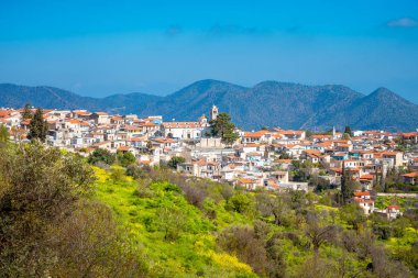 Ünlü turizm hedef Vadisi'nin Pano Lefkara village, Larnaka, Kıbrıs seramik döşeli ev çatıları ve Rum Ortodoks Kilisesi tarafından bilinen muhteşem görünümü