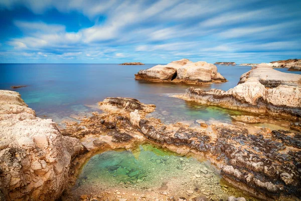 Deniz Mağaraları Mercan Defne Sahil Şeridi Üzerinde Kıbrıs Peyia Baf — Stok fotoğraf