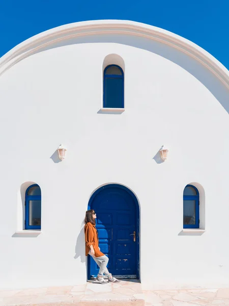 Menina Bonita Frente Clássica Igreja Ortodoxa Grega São Nicolau Paphos — Fotografia de Stock