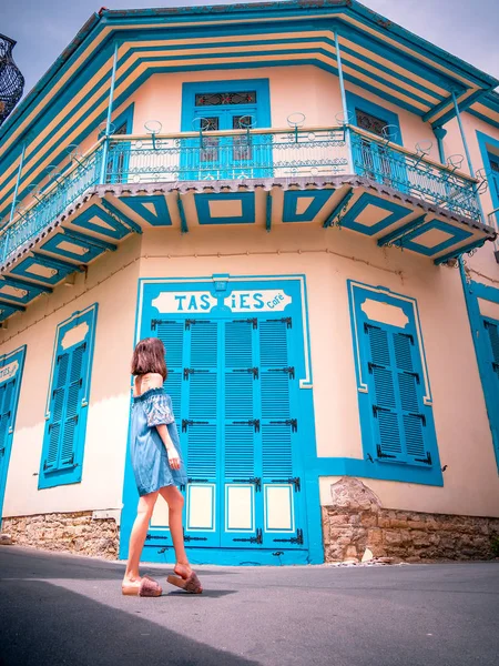 Menina Bonita Jovem Frente Edifício Colorido Aldeia Lefkara Chipre — Fotografia de Stock