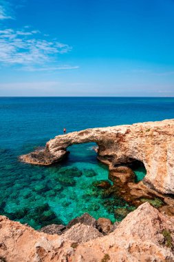 Güzel turkuaz temiz su ve ünlü turistik Ayia Napa, Paralimni, Kıbrıs inanılmaz kaya oluşumları ve kayalıklar ile güneşli bir günde mavi gökyüzü.
