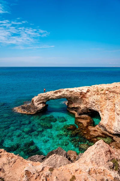 美丽的绿松石干净的水和蓝天在著名的旅游阿亚纳帕 帕拉利姆尼 塞浦路斯在阳光明媚的一天与惊人的岩层和悬崖 — 图库照片