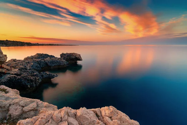 パラリムニ キプロスの夕日にケープグレコの崖や岩の素晴らしい夕日の画像 ターコイズブルーの海とカラフルな赤 ピンク 黄色の空 — ストック写真