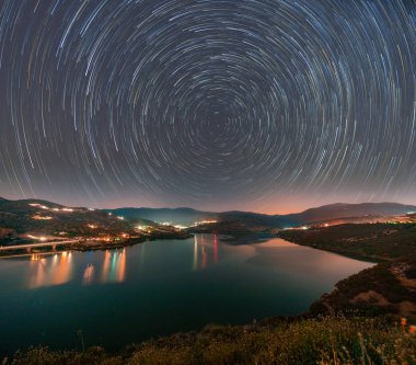 Limasol ilçesinde Germasogeia baraj üzerinde Startrails, Kıbrıs