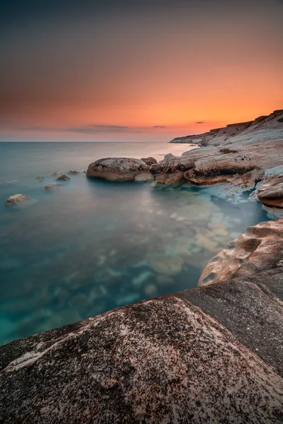 Limasol Yakınlarındaki Beyaz Taşlar Plaj Kıbrıs Bir Gün Batımında — Stok fotoğraf