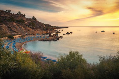Cape Greko doğal parkındaki Konnos Körfezi 'nin güzel plajı, Kıbrıs Rum Kesimi