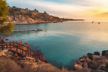 Cape Greko doğal parkındaki Konnos Körfezi 'nin güzel plajı, Kıbrıs Rum Kesimi